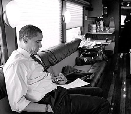 左撇子的奥巴马，玩手机也常用左手。