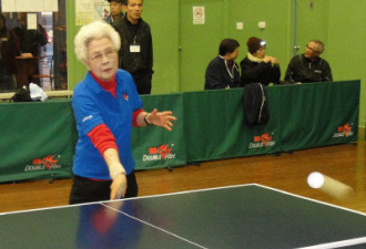 83岁华裔老人身手矫健 打出乒乓姻缘