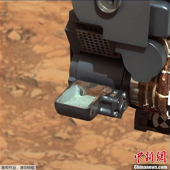 资料图：当地时间2月20日，美国国家航空航天局公布了，&ldquo;好奇&rdquo;号火星探测车完成钻取火星岩石样本，并将样本从钻孔转移到火星车上的照片。图为&ldquo;好奇&rdquo;号上的火星岩石样本。
