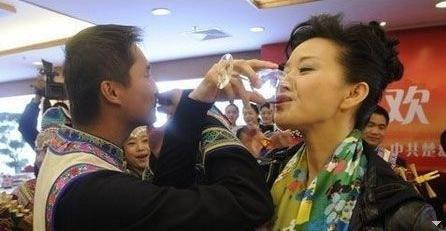 党媒翻炒宋祖英喝交杯酒照 只为&ldquo;恶心&rdquo;江泽民？(组图)