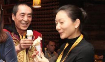 疑似张艺谋与无锡籍新任妻子同吃冰激凌的合影照曝光(图)