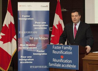 移民部长康尼日前宣布家庭团聚类别新规。 (取材自移民部网站)</p> <p>