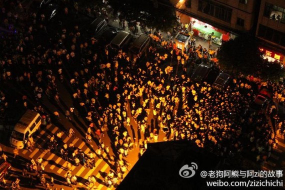 广州爆大规模警民冲突 警察与数千工人对峙(组图)