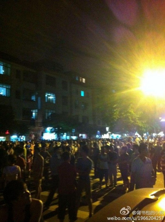 广州爆大规模警民冲突 警察与数千工人对峙(组图)
