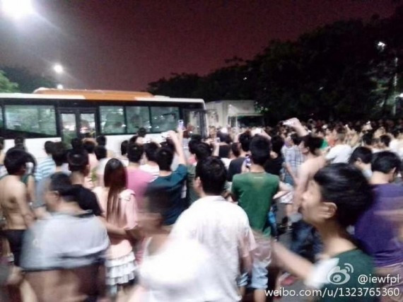 广州爆大规模警民冲突 警察与数千工人对峙(组图)