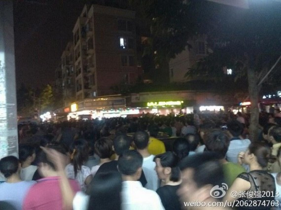 广州爆大规模警民冲突 警察与数千工人对峙(组图)