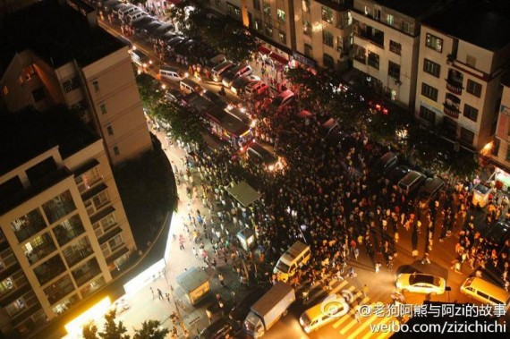 广州爆大规模警民冲突 警察与数千工人对峙(组图)