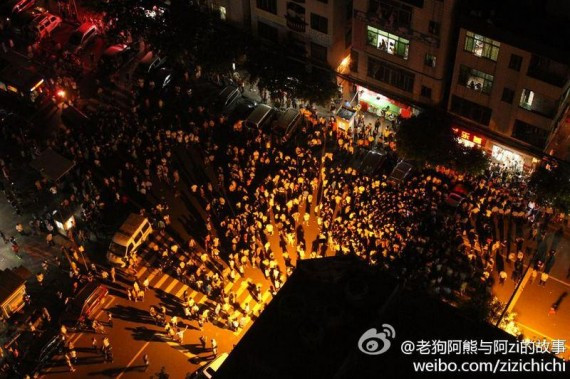 广州爆大规模警民冲突 警察与数千工人对峙(组图)
