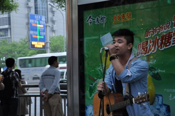 实拍：为梦想漂泊北京 一个特种兵的街头演唱会(高清组图)