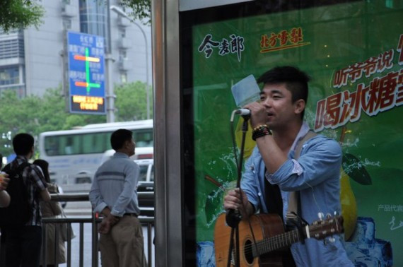 实拍:为梦想漂泊北京 一个特种兵的街头演唱会(高清组图)