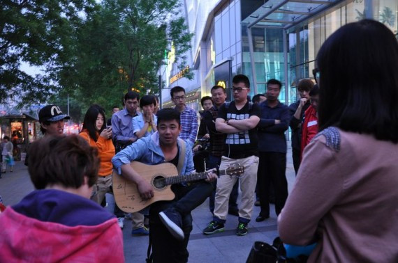 实拍:为梦想漂泊北京 一个特种兵的街头演唱会(高清组图)