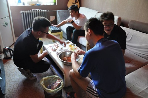 实拍:为梦想漂泊北京 一个特种兵的街头演唱会(高清组图)