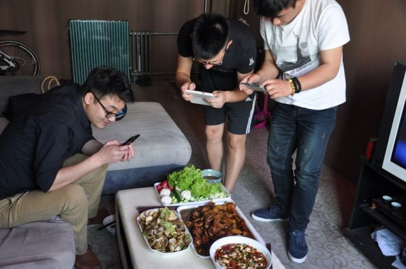 实拍:为梦想漂泊北京 一个特种兵的街头演唱会(高清组图)
