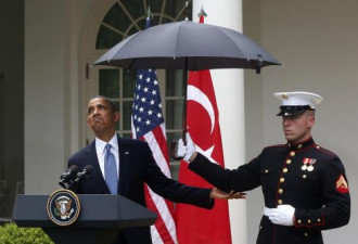 奥巴马雨天要求士兵撑伞 被指存在违规