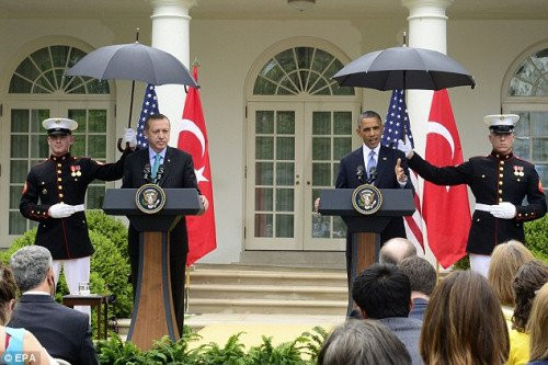 美国总统奥巴马雨天要求士兵撑伞 被指存在违规(组图)