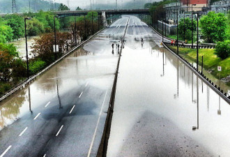 雷暴狂袭多伦多：DVP高速淹成了这样