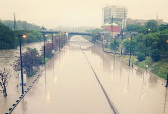 雷暴狂袭多伦多：DVP高速淹成了这样