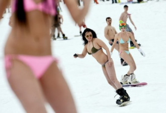 俄罗斯西伯利亚裸滑盛典 千人裸体滑雪