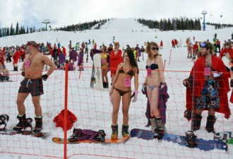 俄罗斯西伯利亚裸滑盛典 千人裸体滑雪