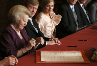 荷兰新国王宣誓加冕 百年首位男国王