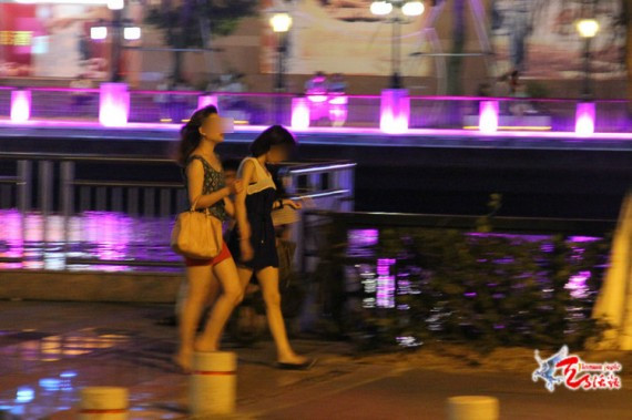 夜幕下&ldquo;钓棒&rdquo;的女人们：中山站街女天桥揽客(组图)