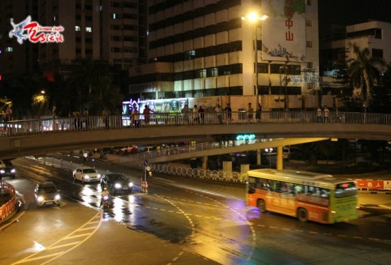 夜幕下&ldquo;钓棒&rdquo;的女人们：中山站街女天桥揽客(组图)