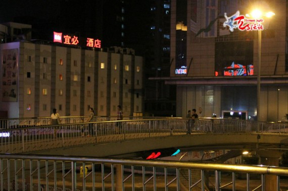 夜幕下&ldquo;钓棒&rdquo;的女人们：中山站街女天桥揽客(组图)