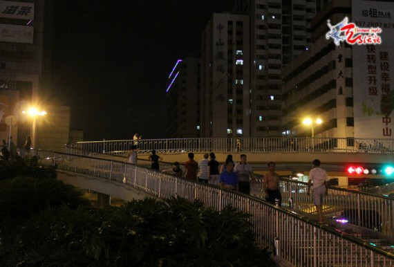 夜幕下&ldquo;钓棒&rdquo;的女人们：中山站街女天桥揽客(组图)