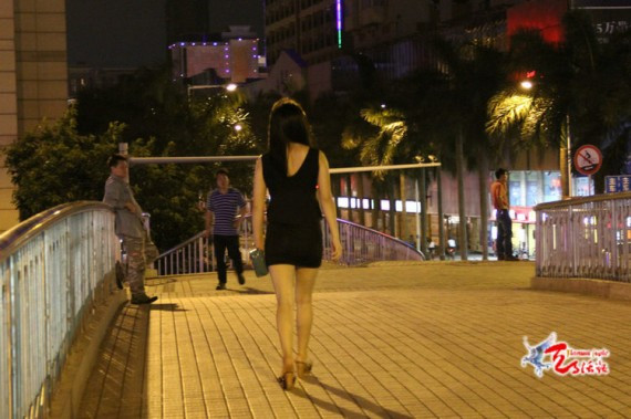 夜幕下&ldquo;钓棒&rdquo;的女人们：中山站街女天桥揽客(组图)