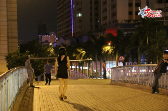 夜幕下&ldquo;钓棒&rdquo;的女人们：中山站街女天桥揽客(组图)
