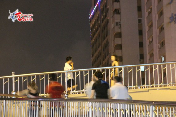 夜幕下&ldquo;钓棒&rdquo;的女人们：中山站街女天桥揽客(组图)