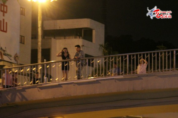 夜幕下&ldquo;钓棒&rdquo;的女人们：中山站街女天桥揽客(组图)