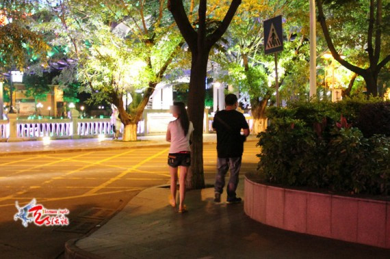夜幕下&ldquo;钓棒&rdquo;的女人们：中山站街女天桥揽客(组图)