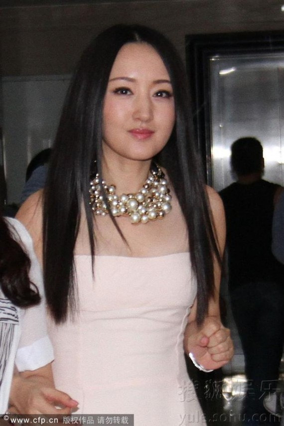 杨钰莹白裙现身众人护驾 戴硕大珍珠项链晒富贵(组图)