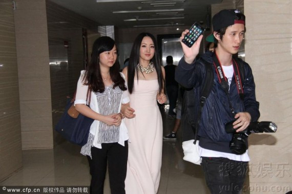 杨钰莹白裙现身众人护驾 戴硕大珍珠项链晒富贵(组图)