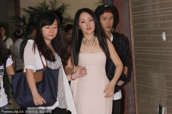 杨钰莹白裙现身众人护驾 戴硕大珍珠项链晒富贵(组图)