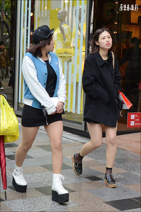 日本女性如何穿衣打扮?东京满眼性感齐臀小短裙(组图)