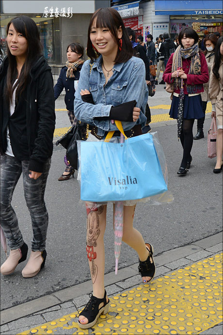 日本女性如何穿衣打扮?东京满眼性感齐臀小短裙(组图)