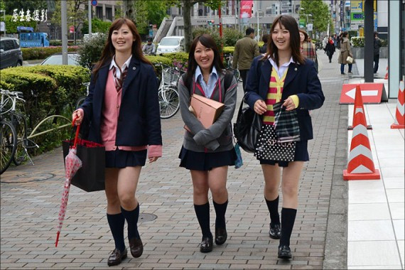 日本女性如何穿衣打扮？东京满眼性感齐臀小短裙(组图)