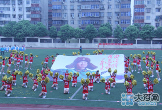 千名小学生雨中表演冻得发抖 领导坐着看