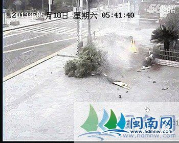 轿车疑搞车震失控翻车 车内钻出裸男同车女子身亡(组图)