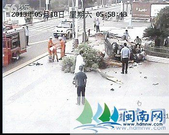 轿车疑搞车震失控翻车 车内钻出裸男同车女子身亡(组图)