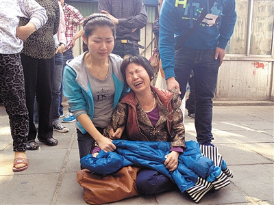 妹妹宿舍坠亡姐姐跪地征线索 称疑其生前被羞辱(组图)