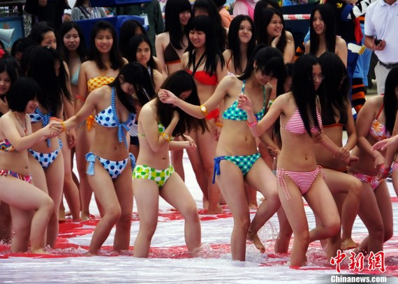 广州数千比基尼美女摆出“2013”蛇形图(高清组图)