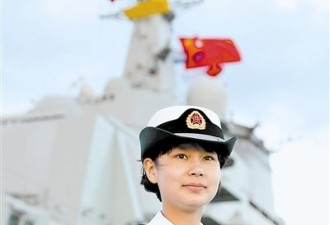 中国航母女兵夜间站岗 手持钢枪威武