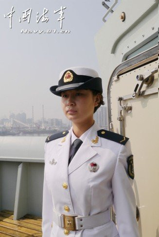 中国航母女兵夜间站岗 手持钢枪全副武装(组图)