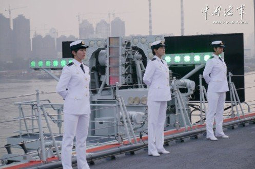 中国航母女兵夜间站岗 手持钢枪全副武装(组图)