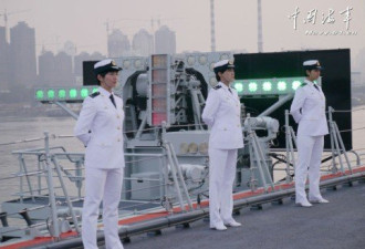 中国航母女兵夜间站岗 手持钢枪威武