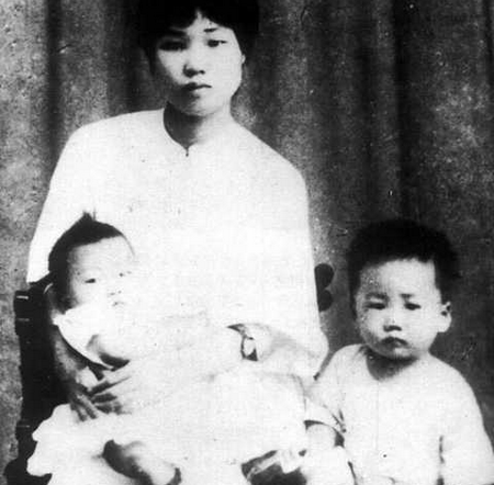 令江青嫉妒世界震惊的毛泽东唯一亲吻女性照热传(组图)
