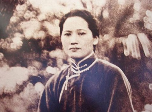 令江青嫉妒世界震惊的毛泽东唯一亲吻女性照热传(组图)
